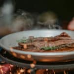 Guide d'achat, recettes et entretien : le guide complet du brasero barbecue !