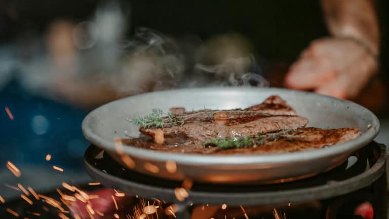 Guide d'achat, recettes et entretien : le guide complet du brasero barbecue !