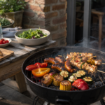 Barbecue d&rsquo;&eacute;t&eacute; avec brochettes, saucisses et l&eacute;gumes grill&eacute;s